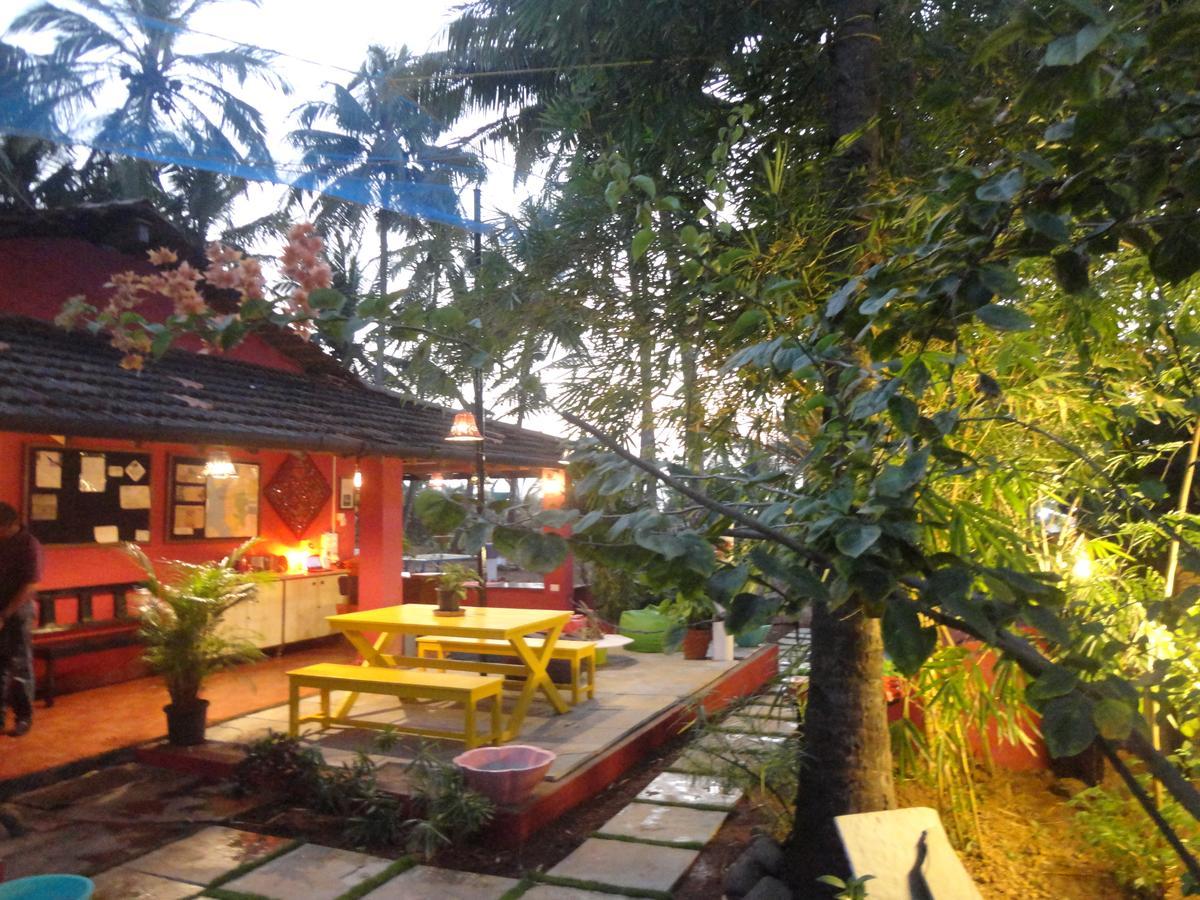 The Yuppi Hippi Female Hostel Anjuna Bagian luar foto