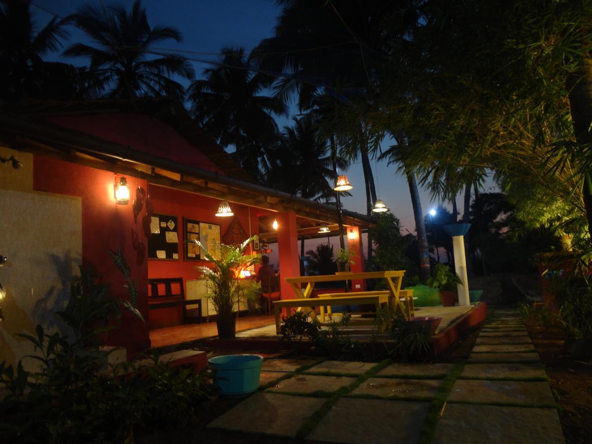 The Yuppi Hippi Female Hostel Anjuna Bagian luar foto