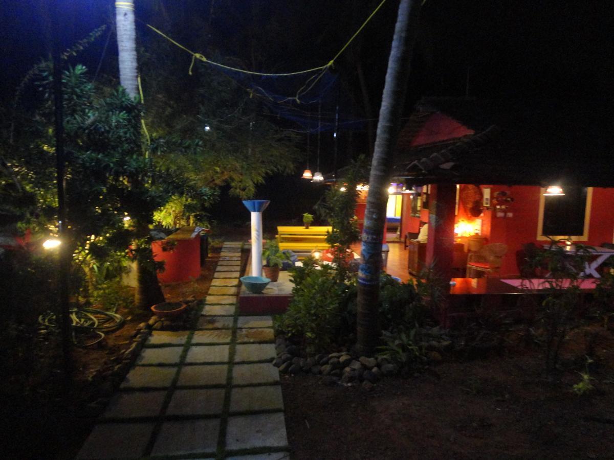 The Yuppi Hippi Female Hostel Anjuna Bagian luar foto
